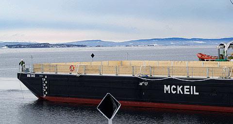 Image of Cutter Marine's MM140 barge, part of the Project Fleet.